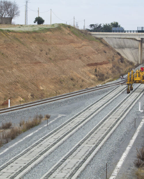 Estrada com trilhos de uma infraestrutura ferroviária.
